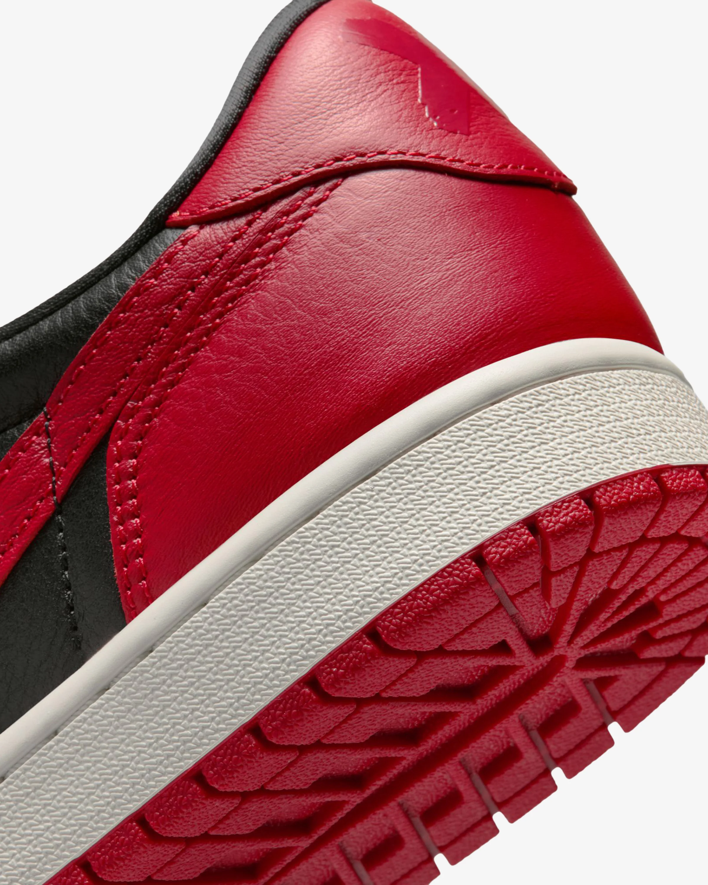 JORDAN AJ 1 RETRO LOW OG - BLACK/ VARSITY RED/ SUMMIT WHITE - Image 9