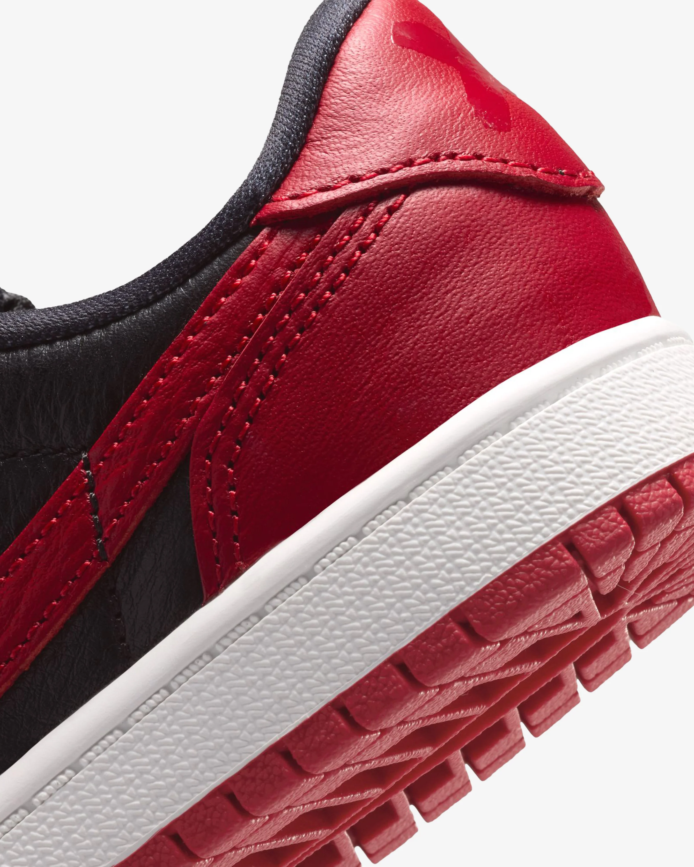 JORDAN PS AJ 1 RETRO LOW OG - BLACK/ VARSITY RED/ SUMMIT WHITE - Image 8