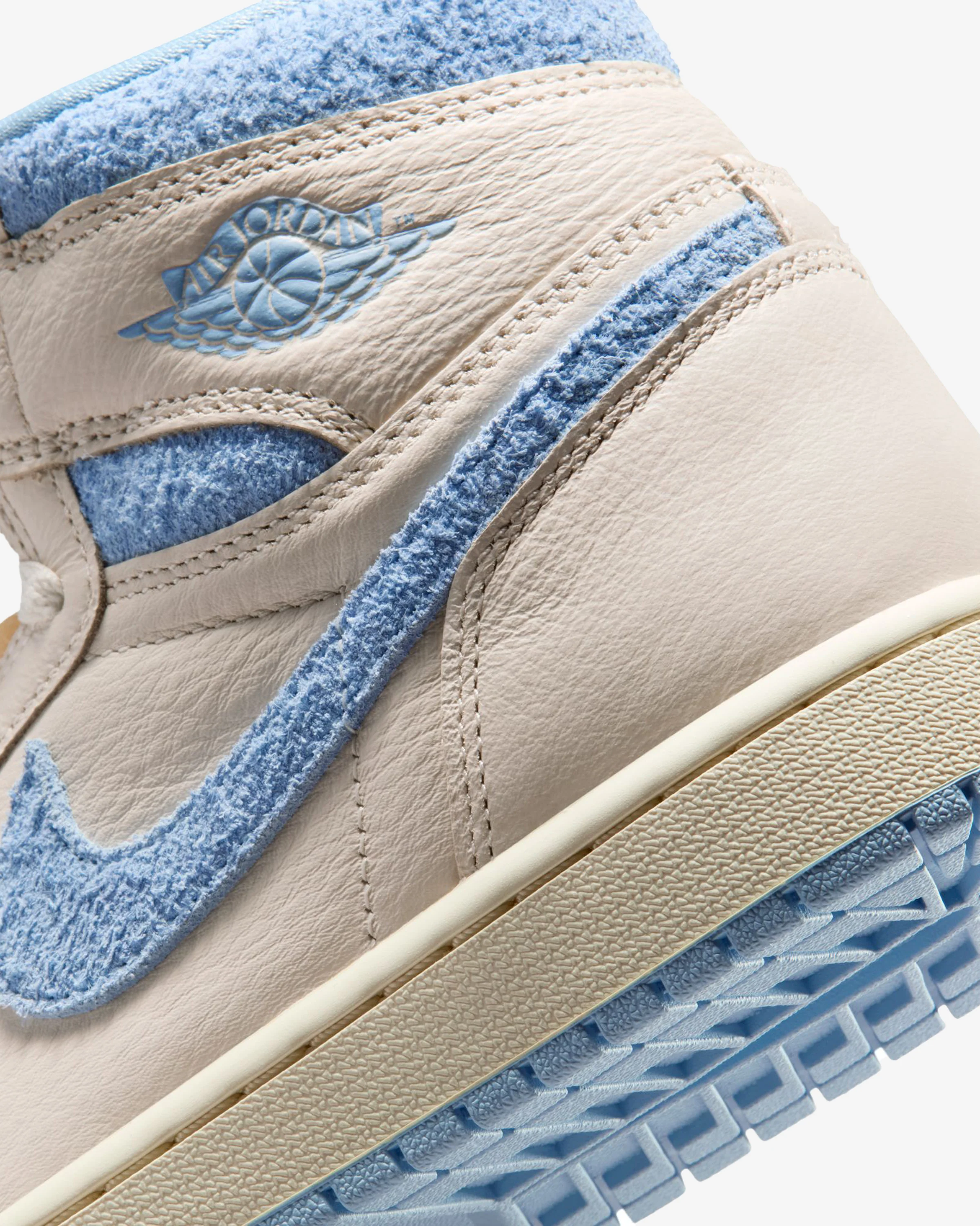 JORDAN WMNS AJ 1 RETRO HIGH OG - PALE IVORY/ PSYCHIC BLUE - Image 8