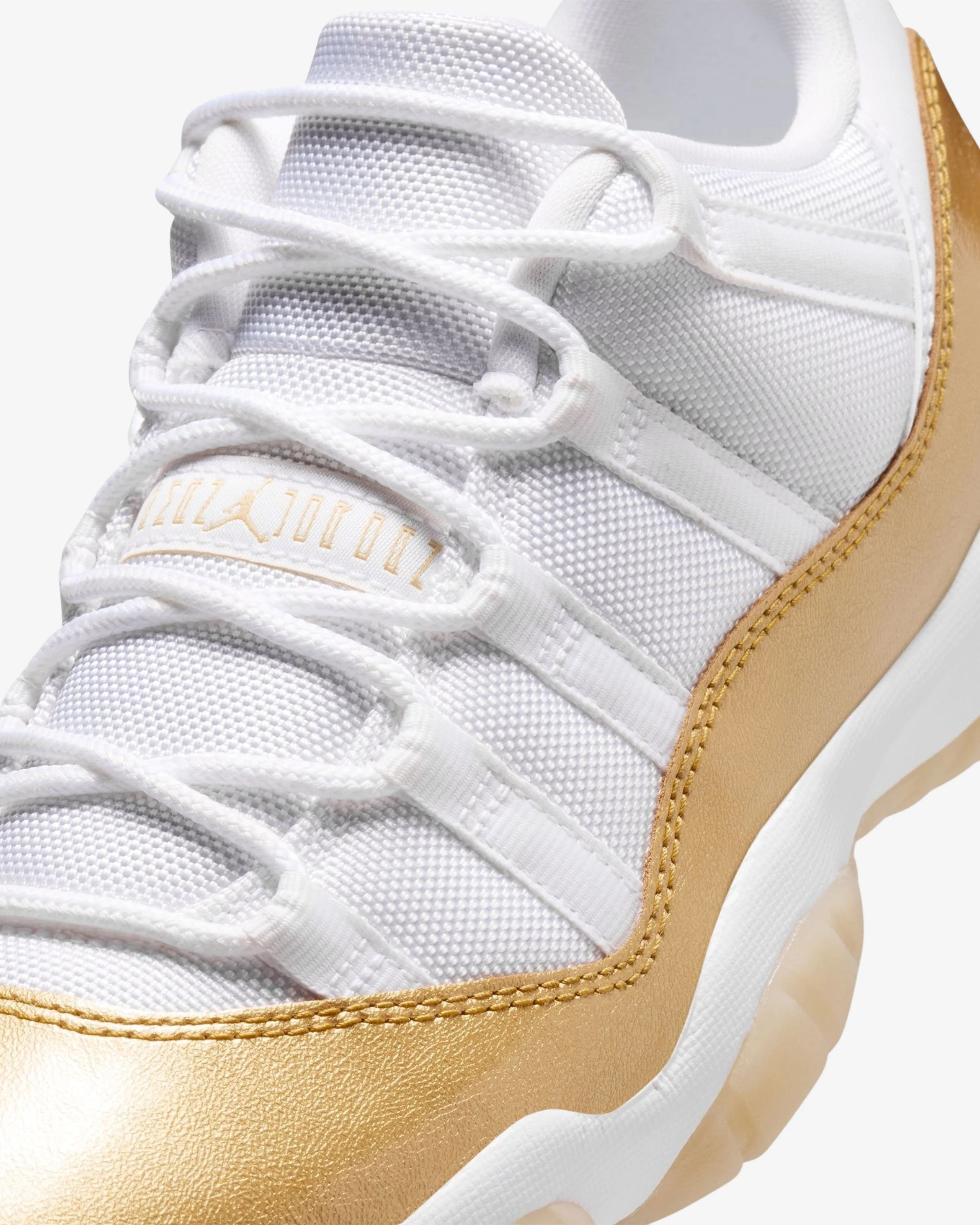 JORDAN WMNS AJ 11 RETRO LOW - WHITE/ METALLIC GOLD - Image 6