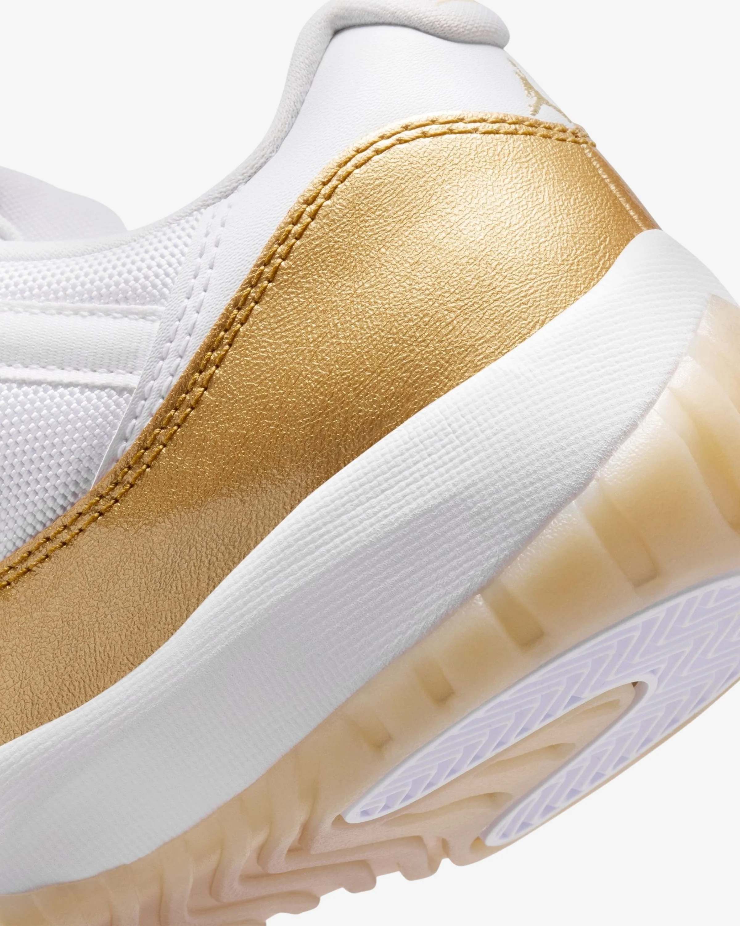 JORDAN WMNS AJ 11 RETRO LOW - WHITE/ METALLIC GOLD - Image 7
