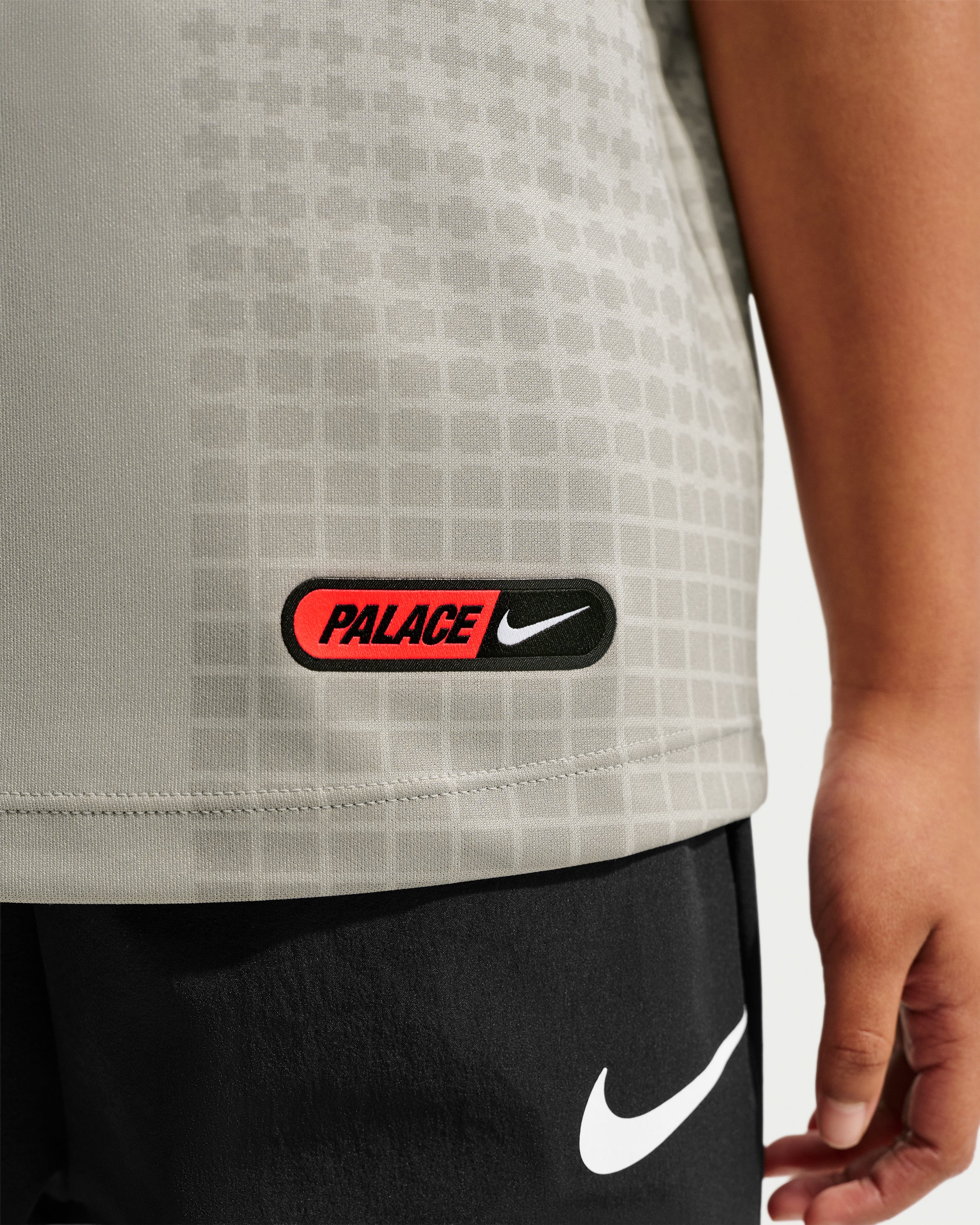 NIKE LITTLE KIDS X PALACE ENG PREMATCH JERSEY - PEWTER GREY - Image 5