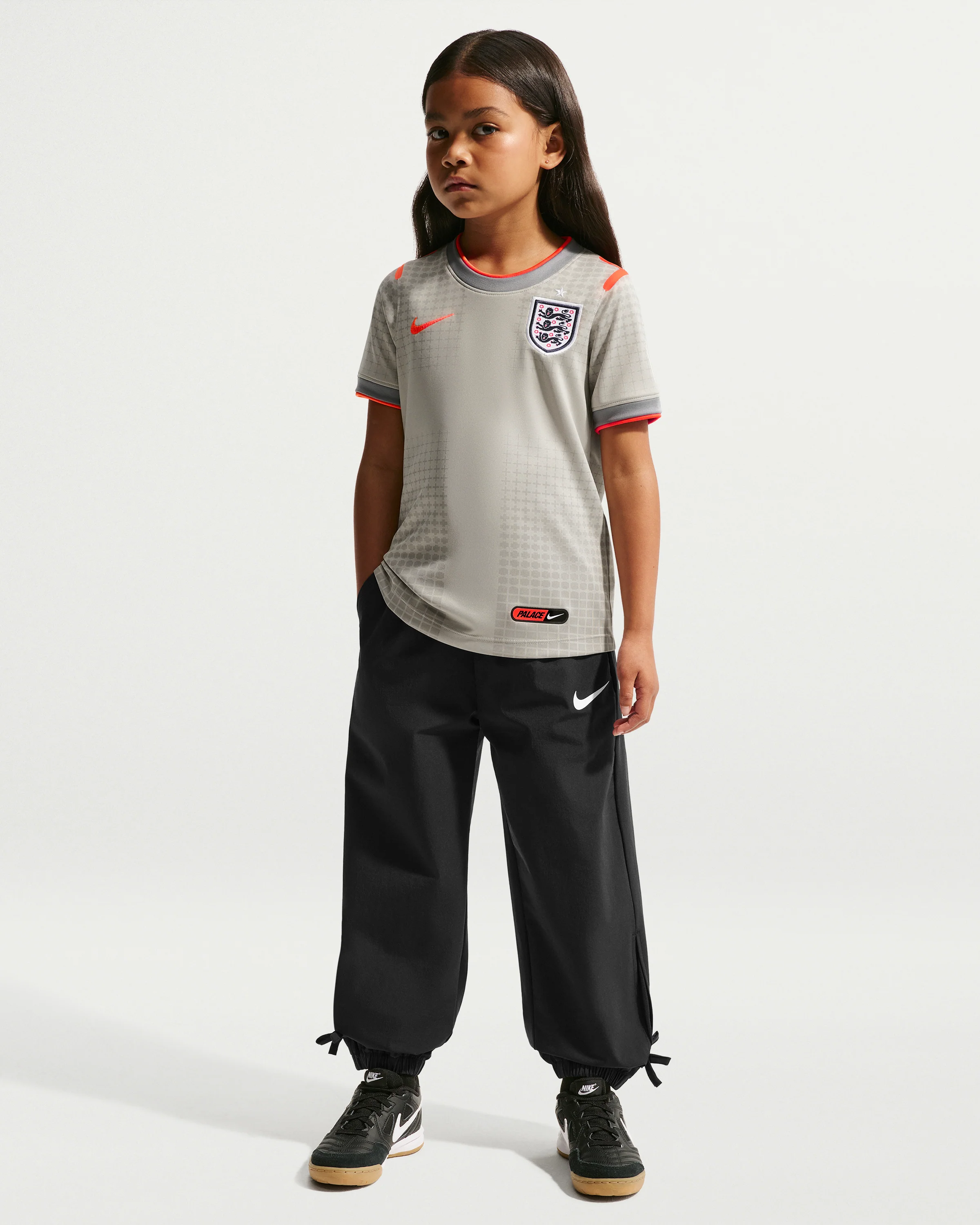 NIKE LITTLE KIDS X PALACE ENG PREMATCH JERSEY - PEWTER GREY - Image 6