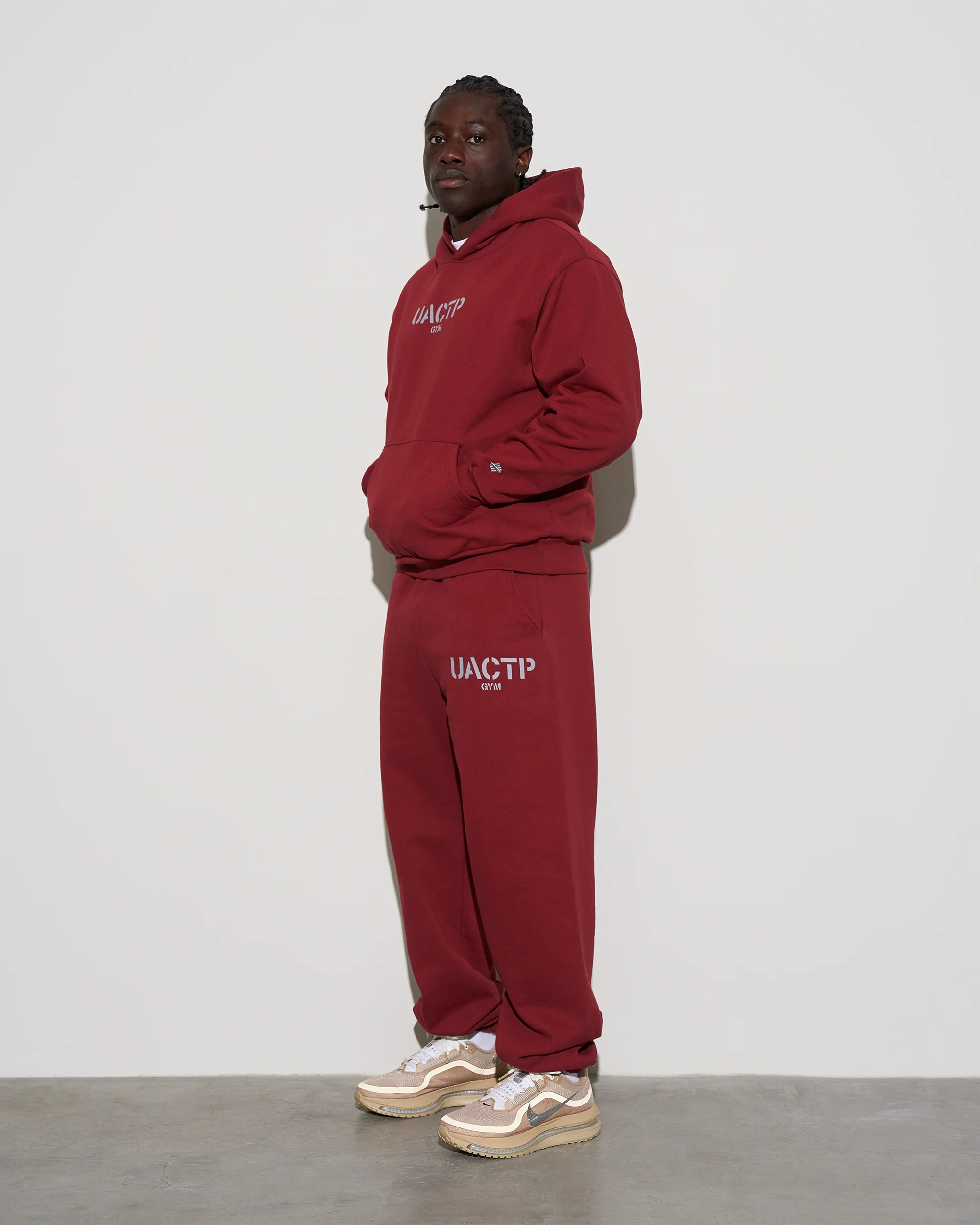 UACTP STENCIL GYM SWEATPANT - BURGUNDY - Image 5
