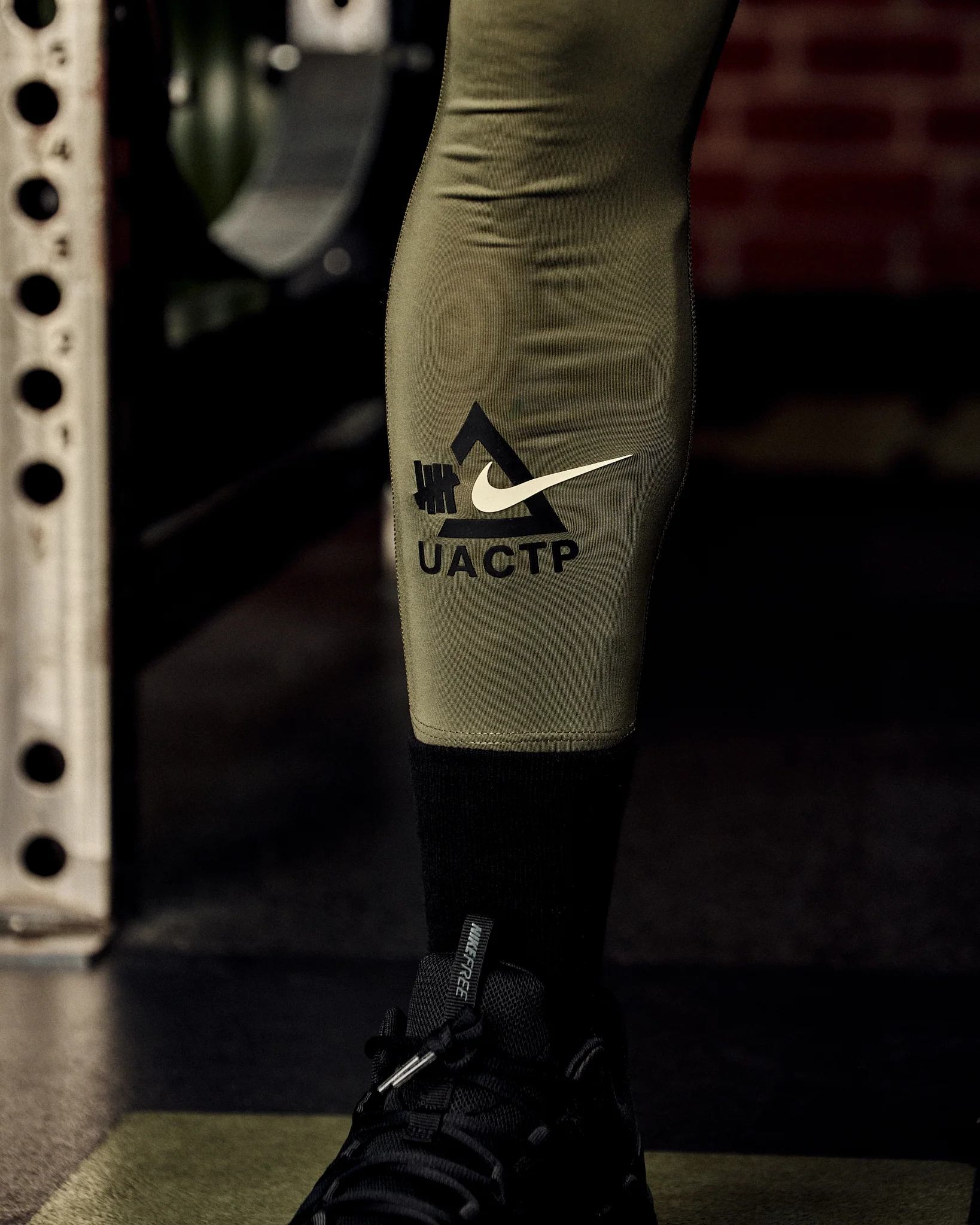 UACTP X NIKE NRG DF 3QT TIGHT - MEDIUM OLIVE - Image 8