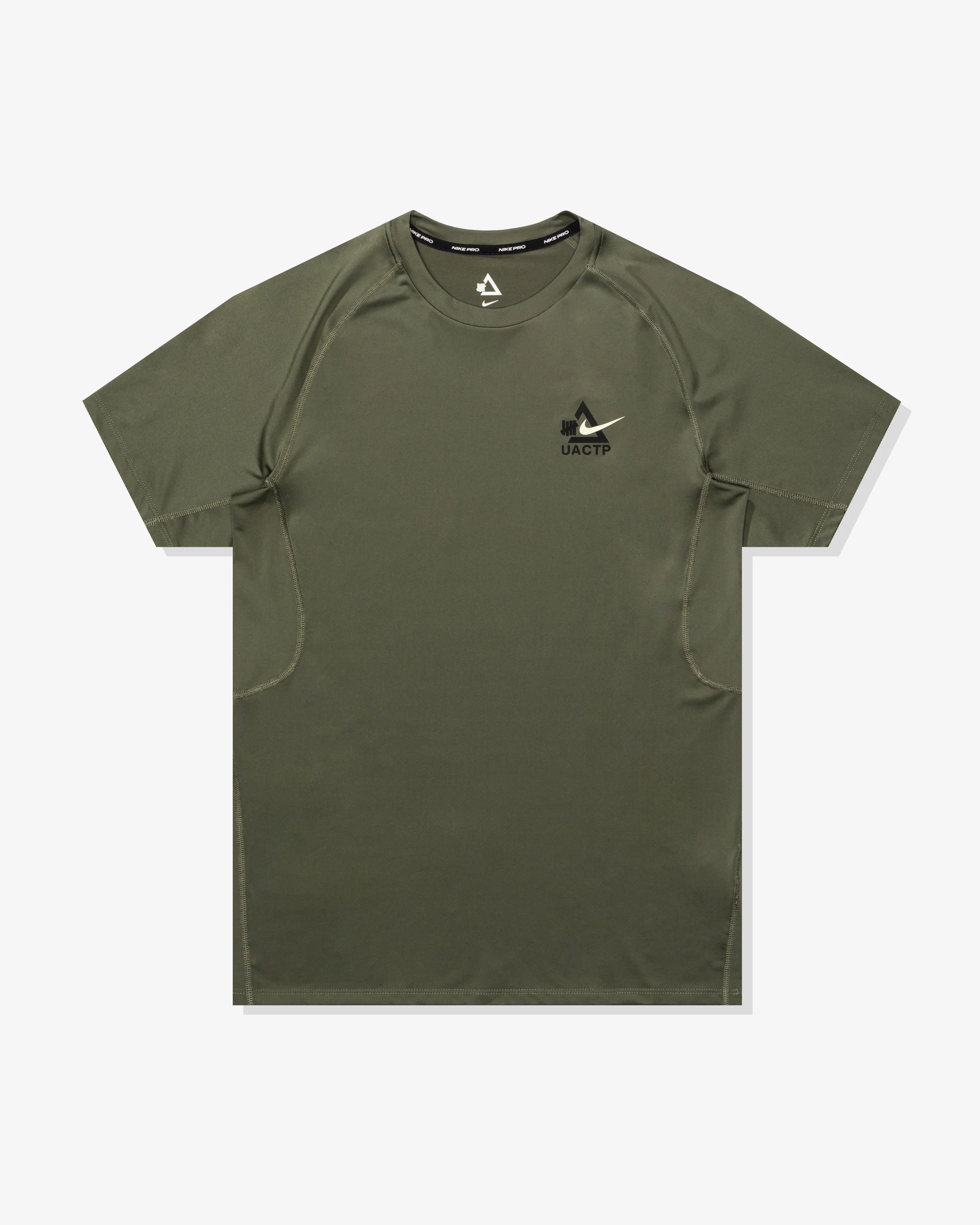 UACTP X NIKE NRG DF SLIM SS TOP - MEDIUM OLIVE