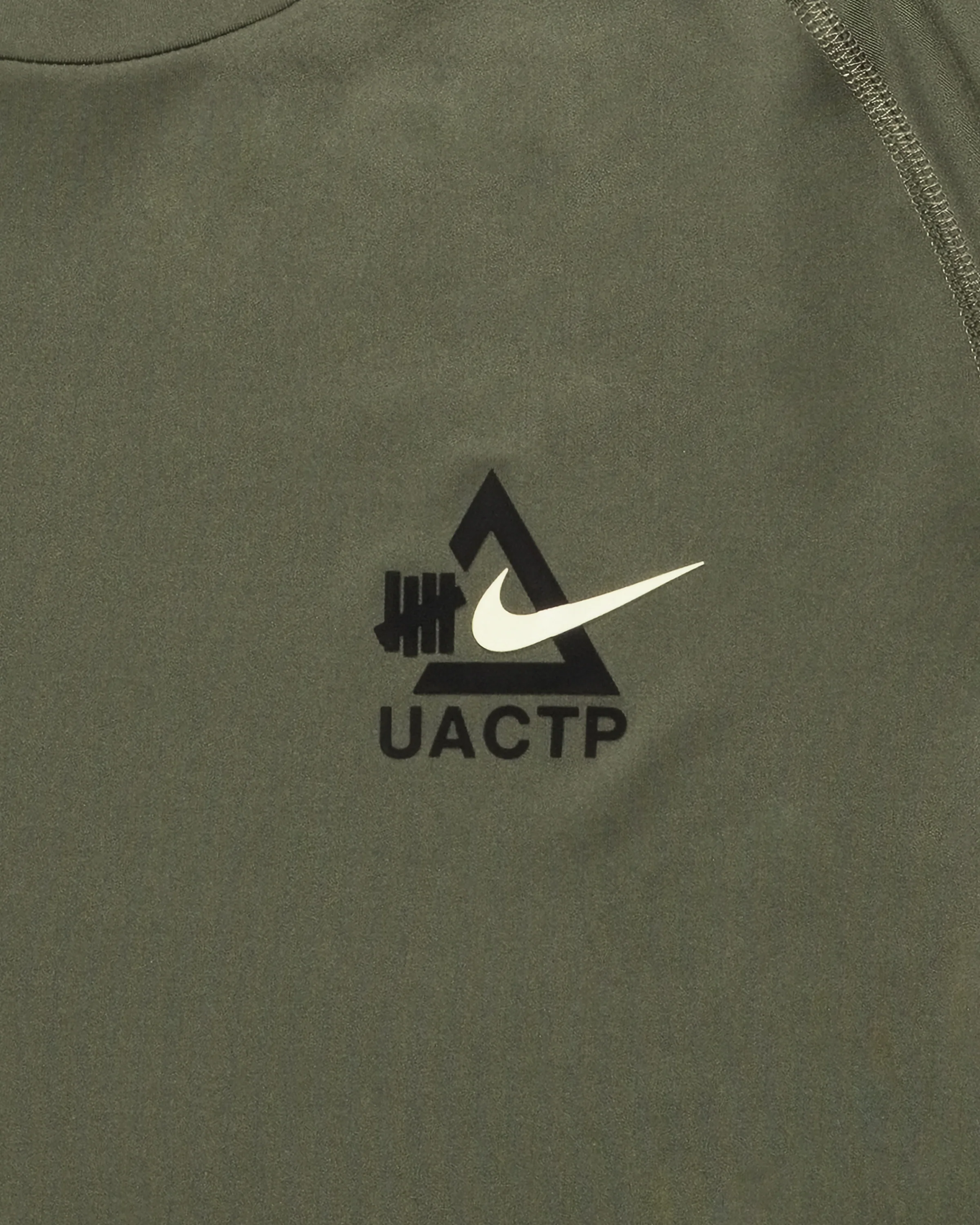 UACTP X NIKE NRG DF SLIM SS TOP - MEDIUM OLIVE - Image 3