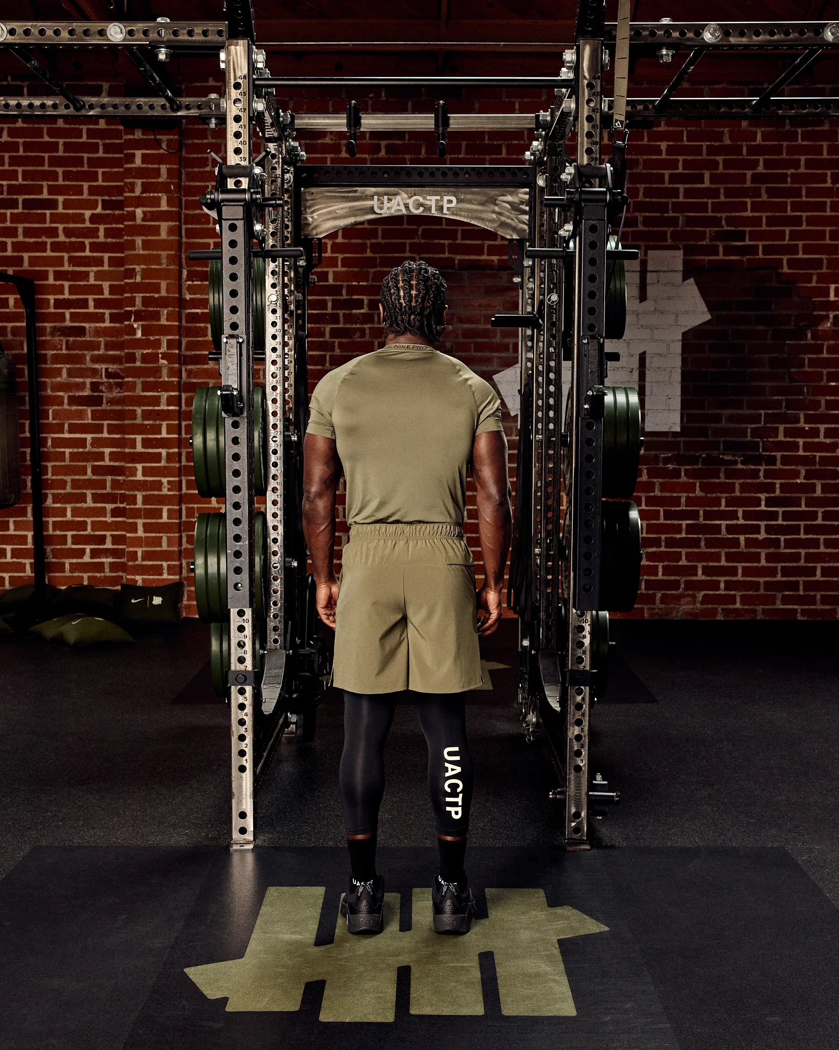 UACTP X NIKE NRG DF SLIM SS TOP - MEDIUM OLIVE - Image 6