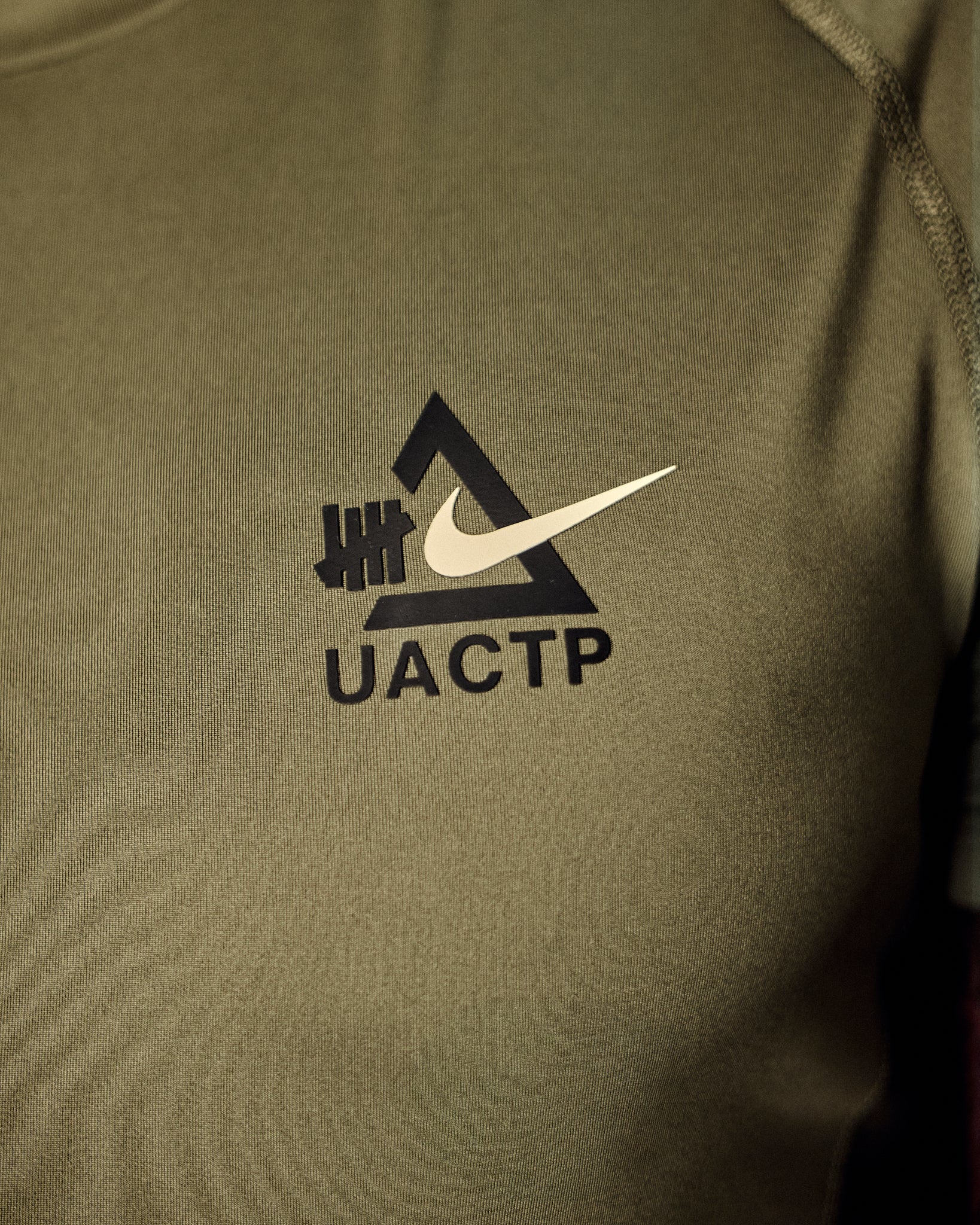 UACTP X NIKE NRG DF SLIM SS TOP - MEDIUM OLIVE - Image 7