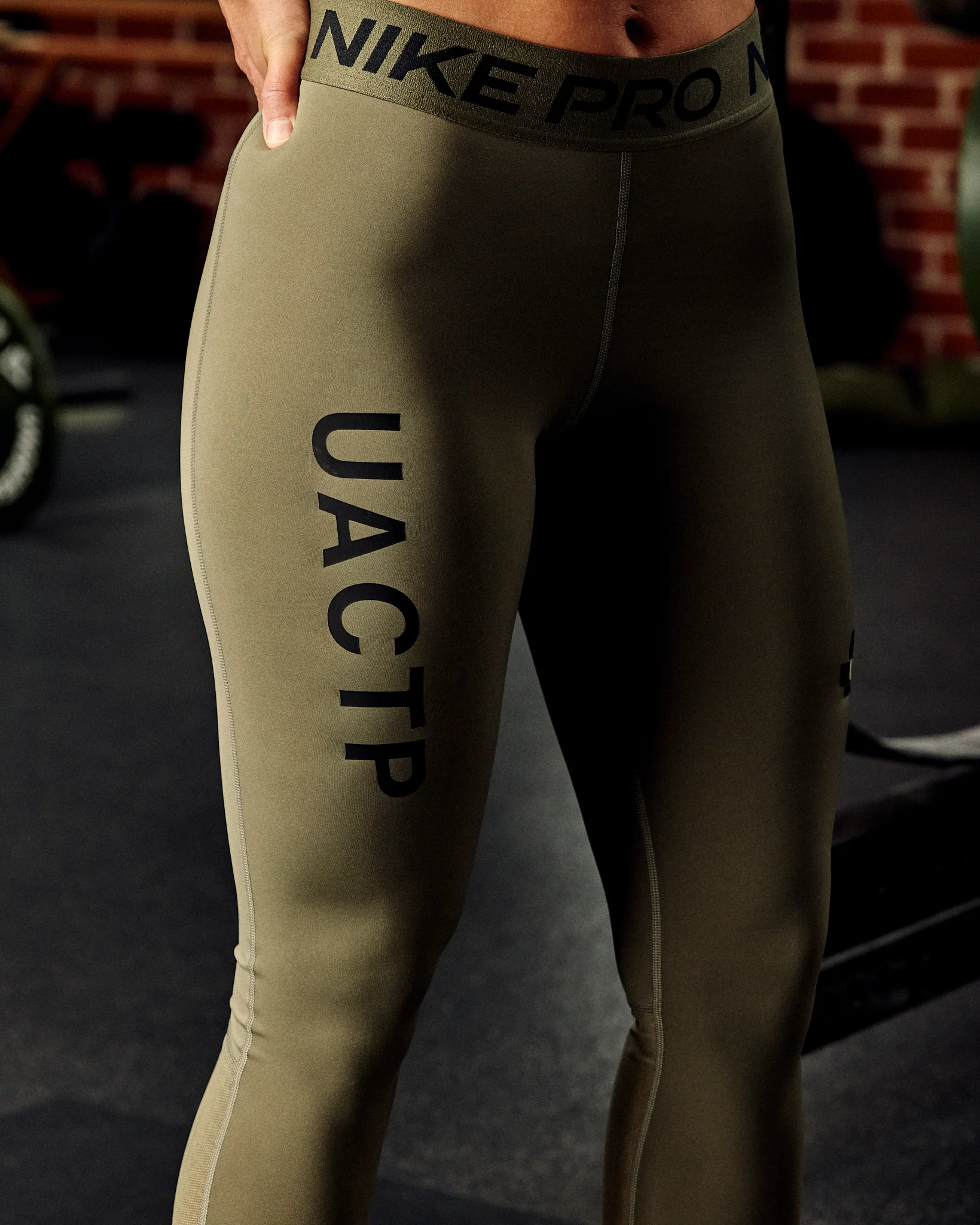 UACTP X NIKE WMNS NRG 365TIGHT - MEDIUM OLIVE - Image 9
