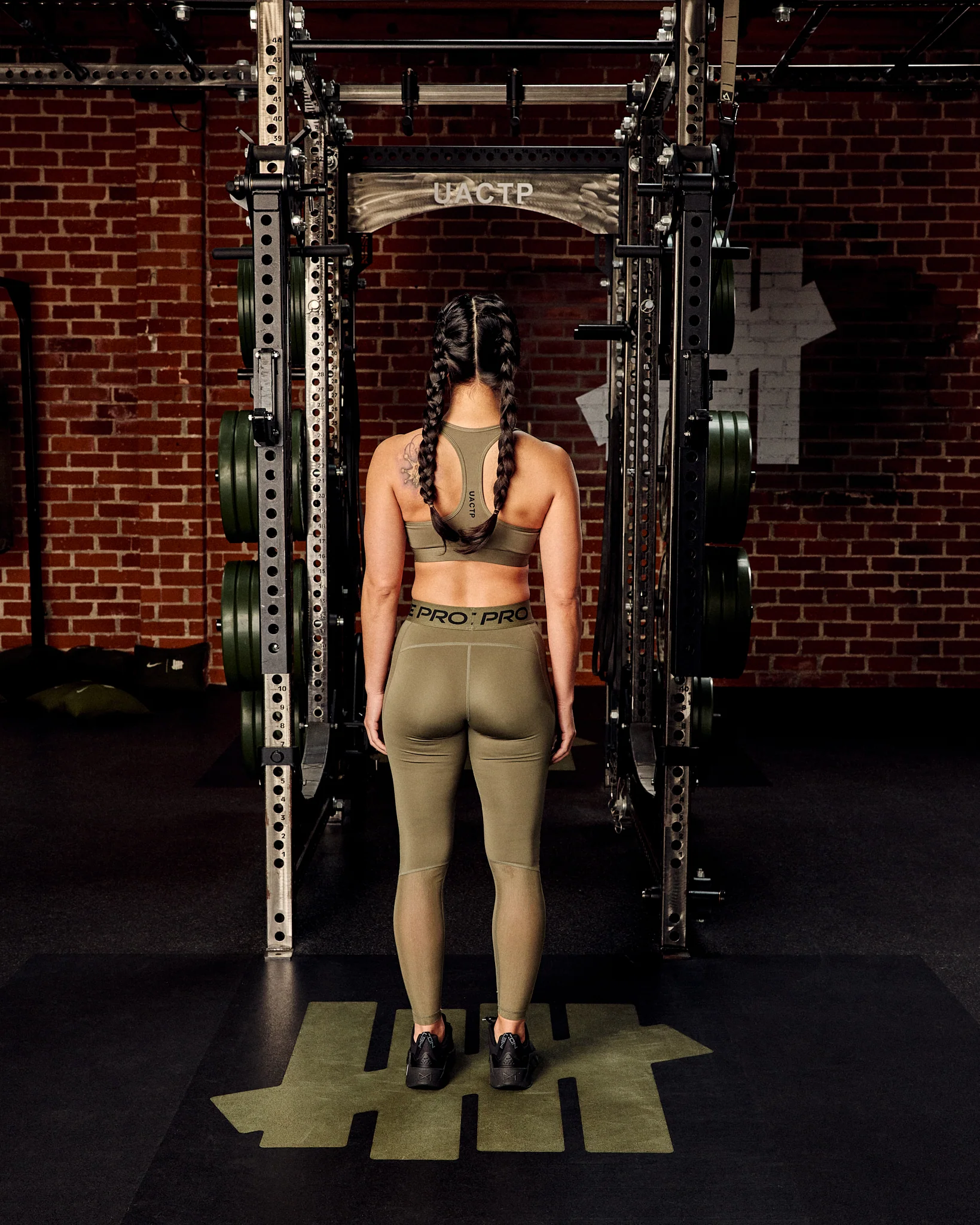 UACTP X NIKE WMNS NRG MED SPT UNPAD BRA - MEDIUM OLIVE - Image 7