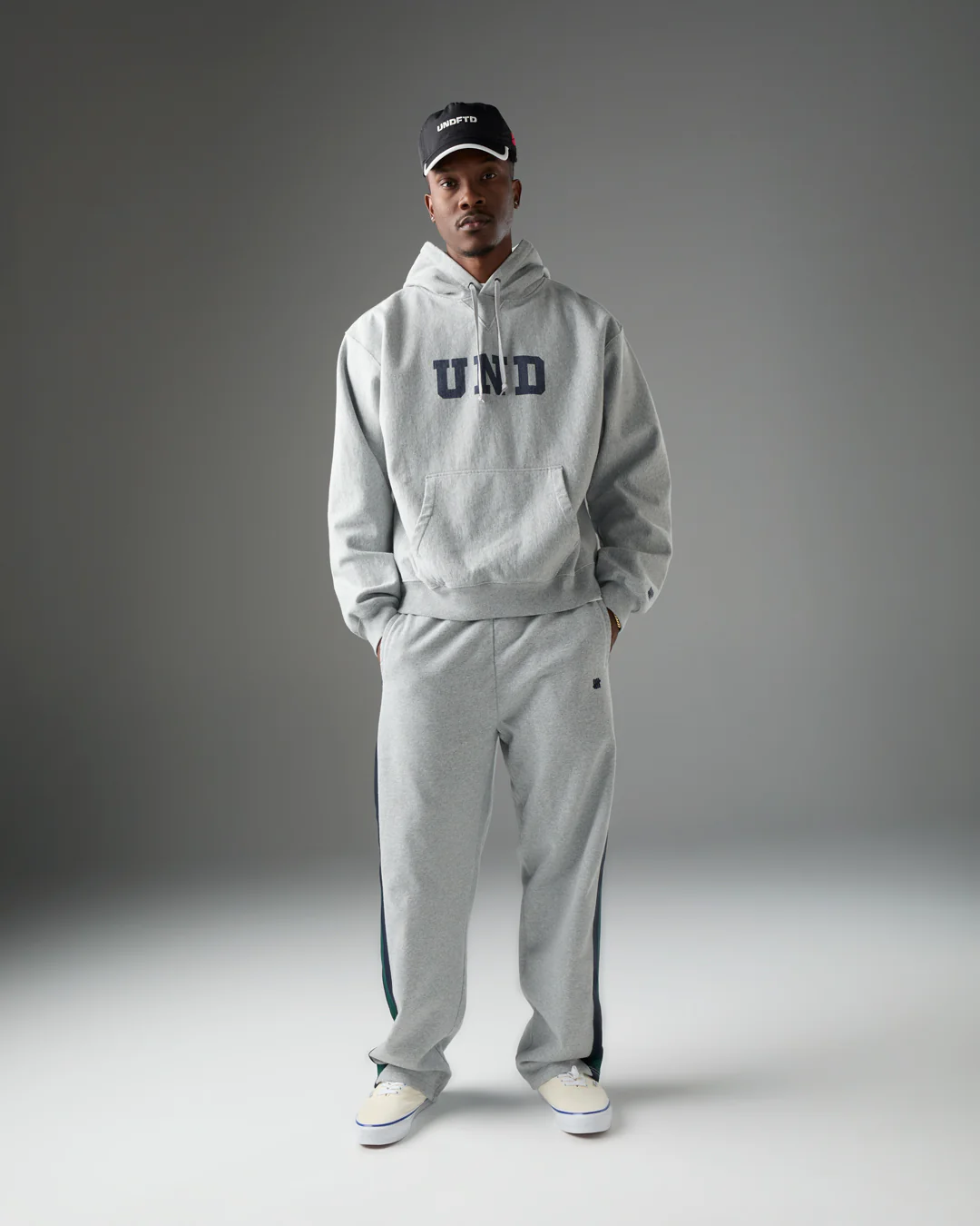 UNDEFEATED BLOCK LOGO PULLOVER HOOD - Image 9