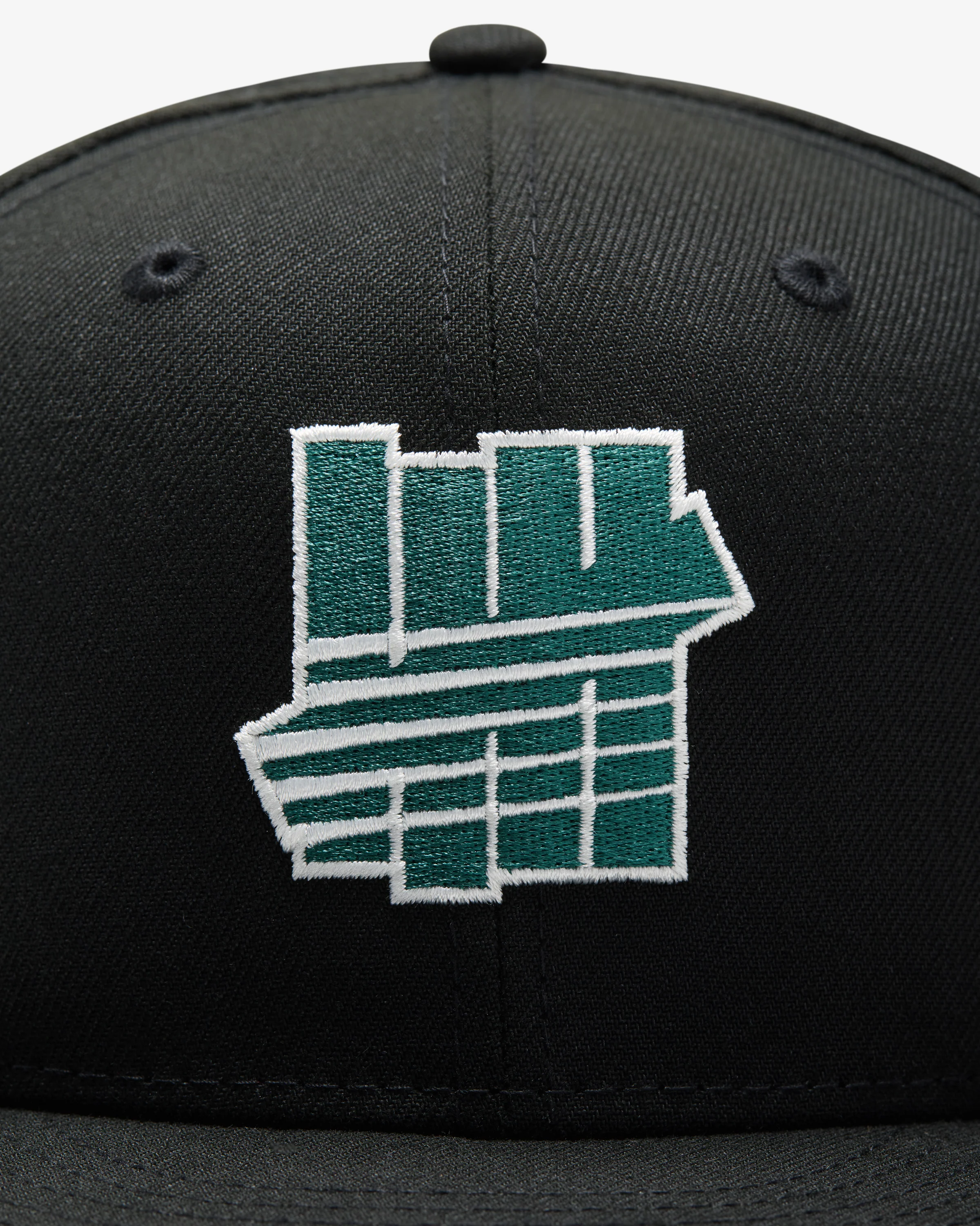 UNDEFEATED X NE ICON CREST FITTED - Image 12