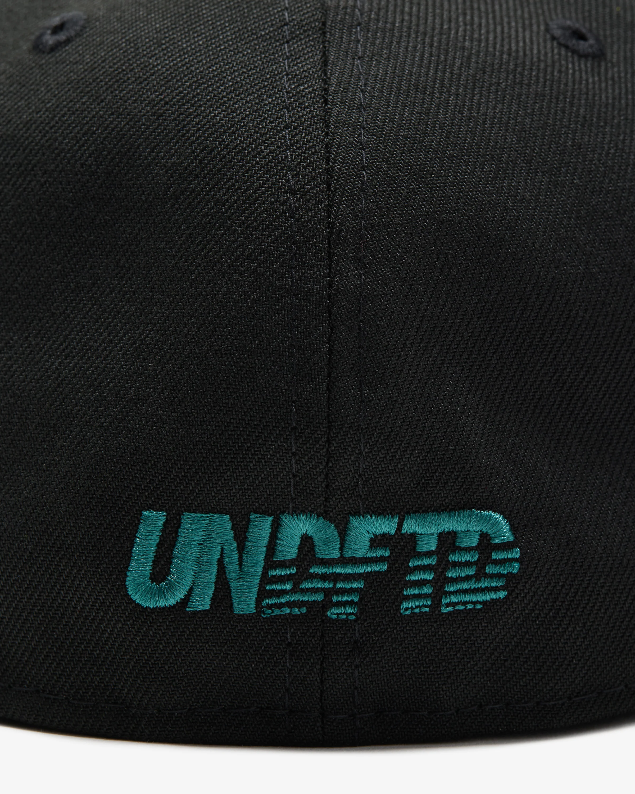UNDEFEATED X NE ICON CREST FITTED - Image 14